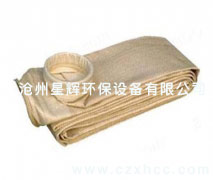 易清灰針刺氈是在普通滌綸針刺氈的基礎(chǔ)上進(jìn)行表面燒毛、壓光處理，易清灰針刺氈使之表面光滑,透氣性能好,易清灰針刺氈在使用中大大降低除塵器收塵袋清除灰塵的勞動強(qiáng)度。
